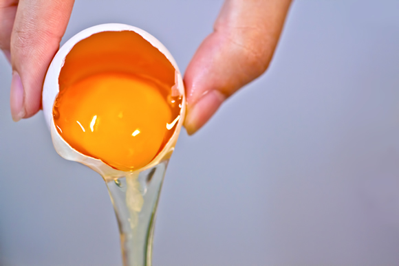 生活クラブの新鮮卵は黄身の色が濃く表面もぷっくりして美味しい