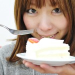 ケーキを食べる女性