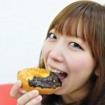お菓子をほおばる女性