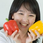 ピーマンもってる女性