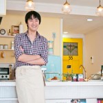 キッチンに寄り掛かる男性