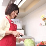 包丁で切る女性