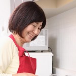 家事をこなす女性