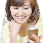 スマホを見る女性