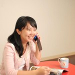 カタログを見て注文する女性