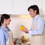 料理をする夫婦