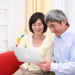 パソコンを見る老夫婦