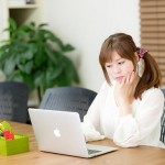 パソコンを見る女性