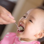 食事をする子供